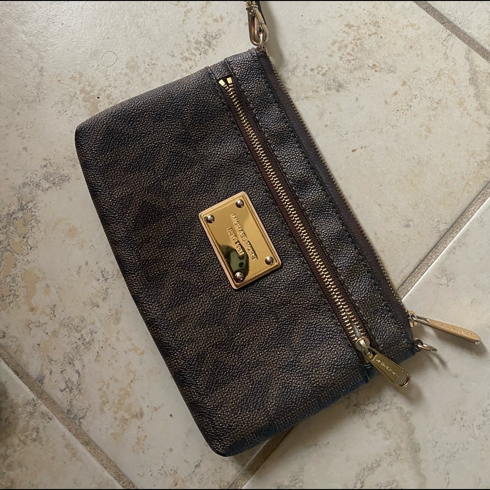 Michael kors wristlet